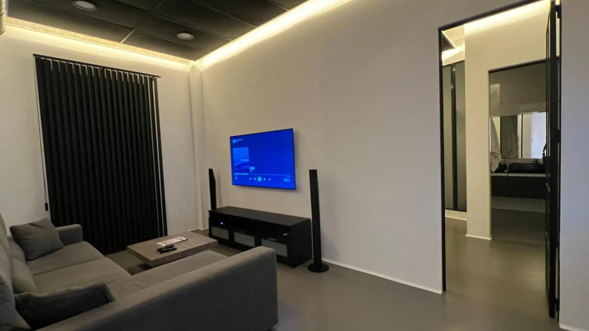 One Bedroom, Murphy Bed, Sofa Bed, Home-Office, Modern, Quiet, Fully Equipped, Powerful Ac, 300 Mbps Fibre, Washer And Dryer Malaga Spain