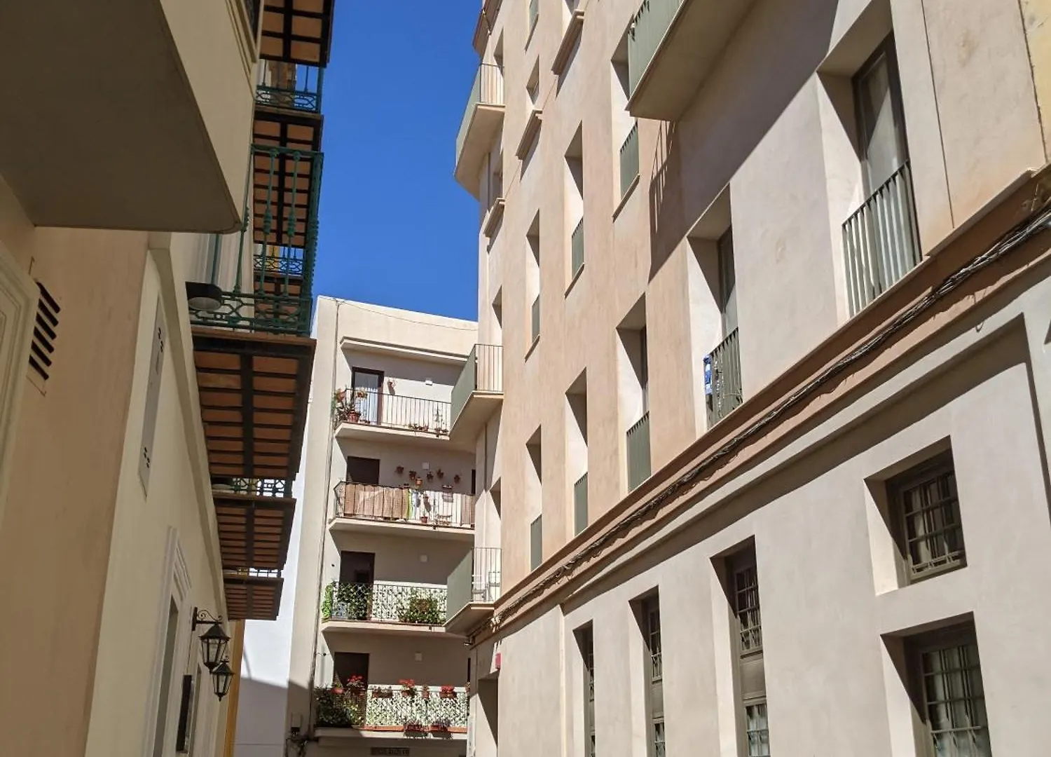 One Bedroom, Murphy Bed, Sofa Bed, Home-Office, Modern, Quiet, Fully Equipped, Powerful Ac, 300 Mbps Fibre, Washer And Dryer Malaga Apartment