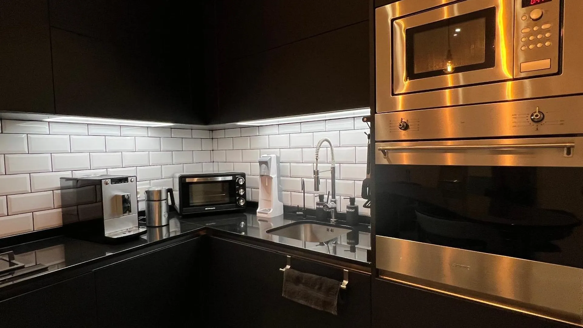 One Bedroom, Murphy Bed, Sofa Bed, Home-Office, Modern, Quiet, Fully Equipped, Powerful Ac, 300 Mbps Fibre, Washer And Dryer Malaga Apartment